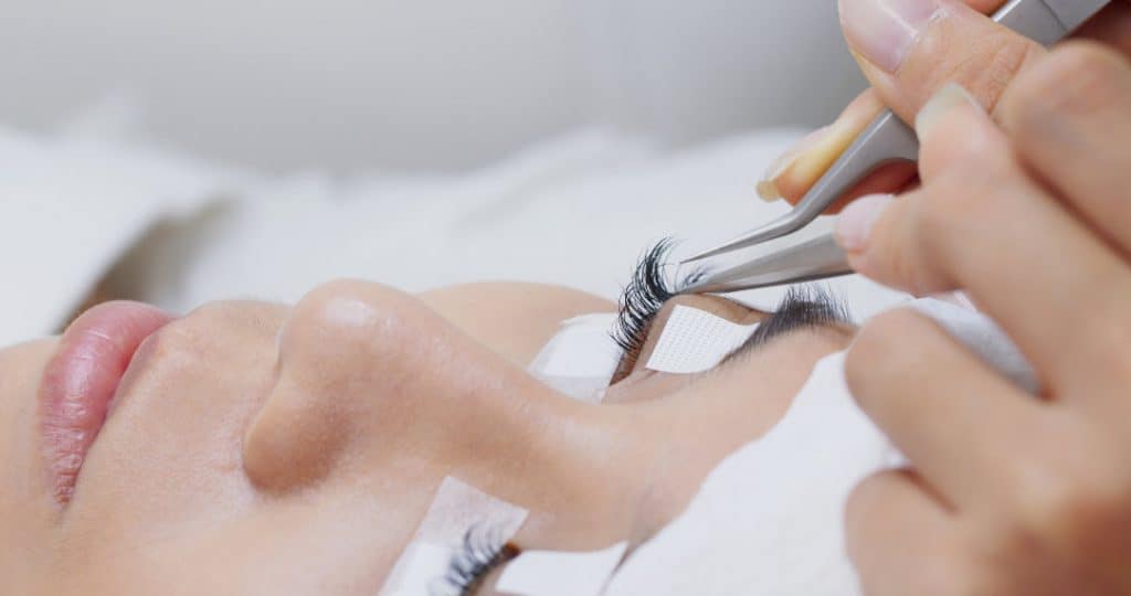 A Guide To Professional Eyelash Extension Removal